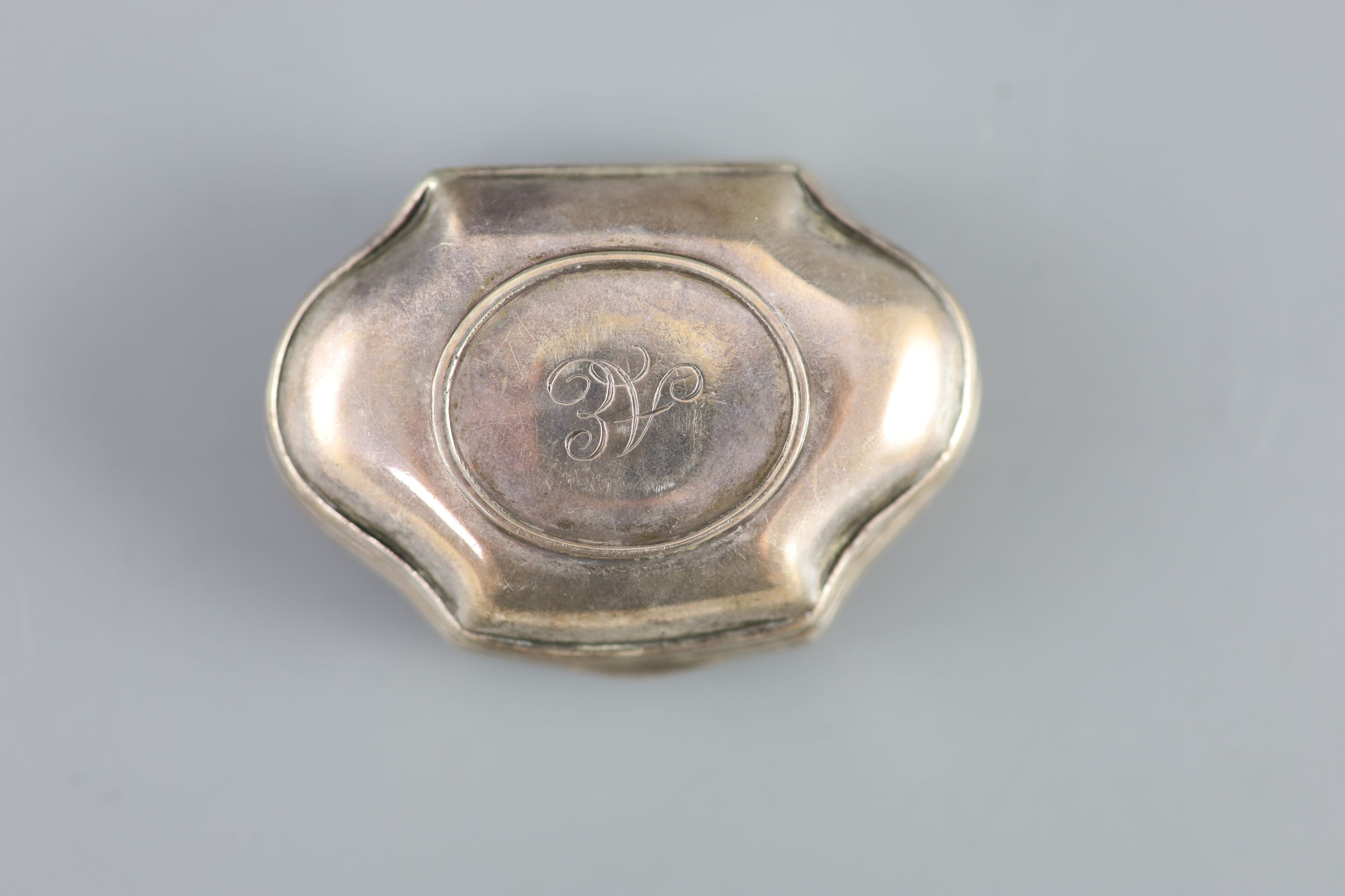 A George III silver snuff box with inset 'fossilised' agate cover